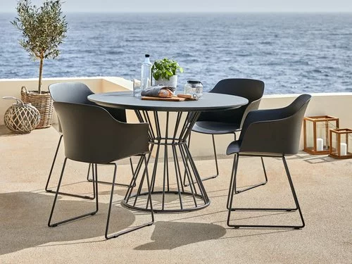 FAGERNES Ø110 Bord Grå + 4 SANDVED Stol Svart 3 FAGERNES Ø110 Bord Grå + 4 SANDVED Stol Svart