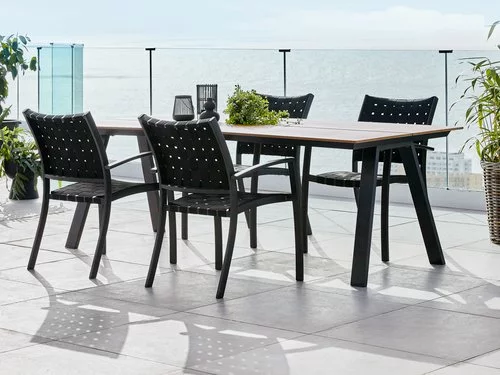JUTLANDIA FAUSING L220 Bord Natur + 4 JEKSEN Stol Svart 3 JUTLANDIA FAUSING L220 Bord Natur + 4 JEKSEN Stol Svart